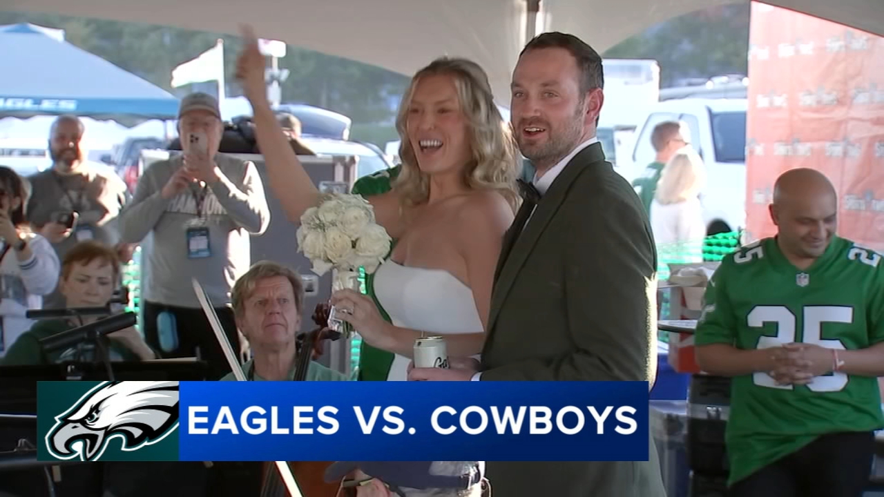Chicago couple Lindsey Carl, Brandon Byrd get married at Philadelphia Eagles tailgate before MNF
       — Orinda Community news